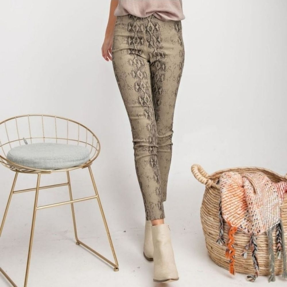 Easel Tan Snake Print Cropped Pull On Pants Size Medium - Picture 1 of 16
